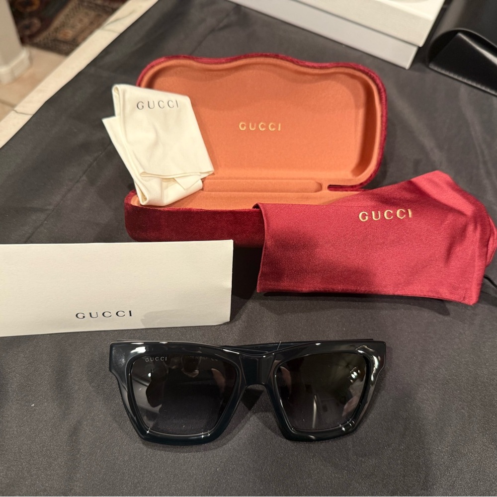 Gucci GG1714S cat-eye sunglasses with a black frame and solid grey lenses - Picture 4 of 15